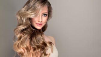 bronde vlasy