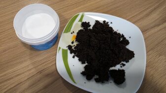 kávová usadenina a sóda bikarbóna