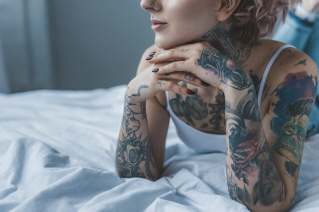 žena s tetovaním