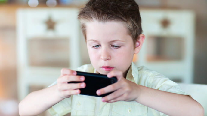 dieťa s mobilom