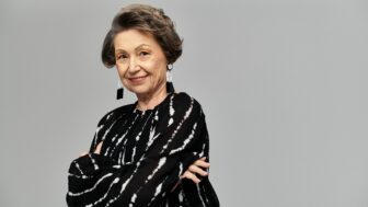 žena v čiernej blúzke