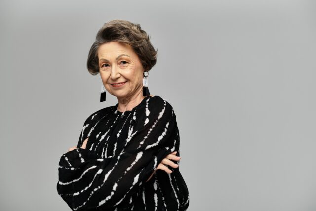 žena v čiernej blúzke