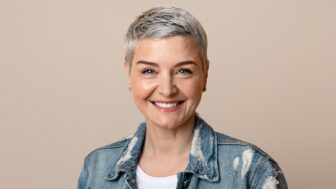 žena s krátkym účesom