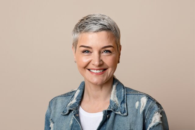 žena s krátkym účesom