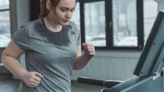 žena vo fitnes centre