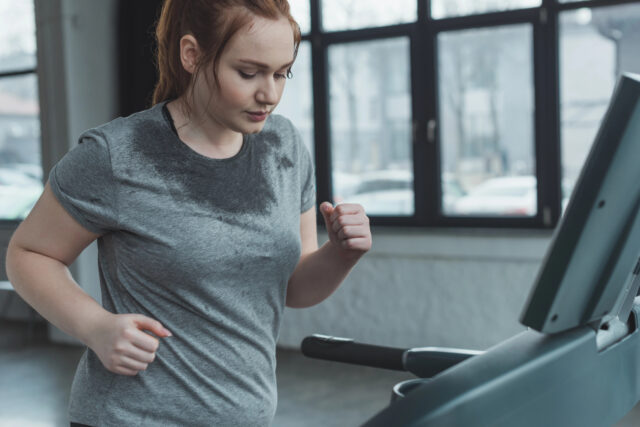 žena vo fitnes centre