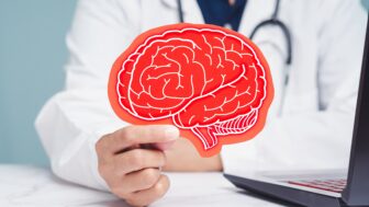 doktor držiaci maketu mozgu