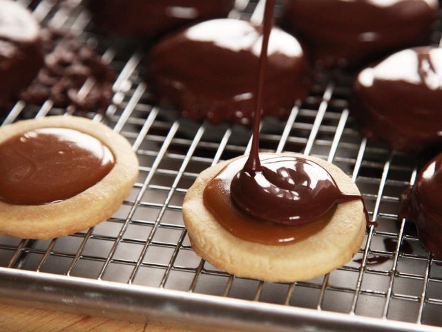 20141207 shortbread cookie caramel chocolate twix recipe 14 thumb 1500xauto 416320.jpg