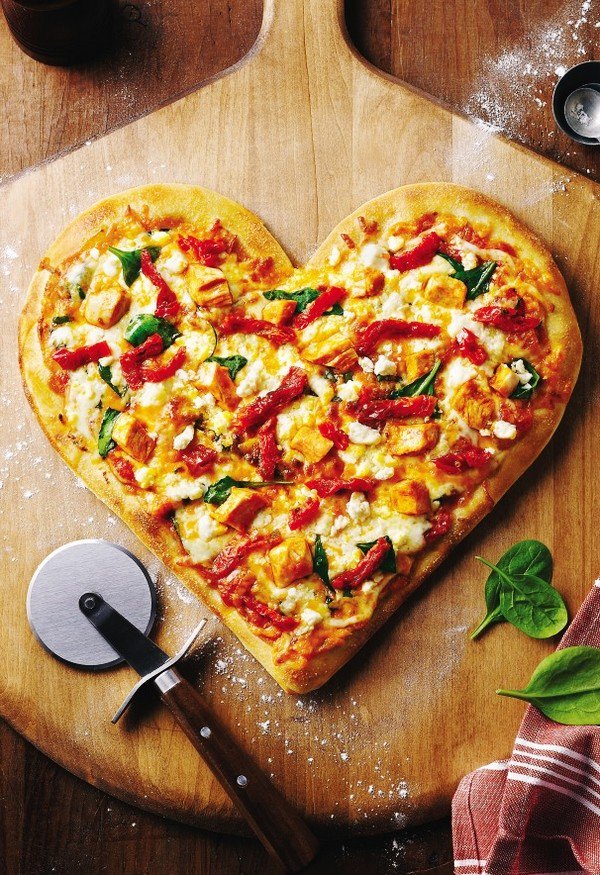 2014_gorgeous_heart_shaped_pizza_valentines_day_food_heart_shaped_food_ideas f93370.jpg