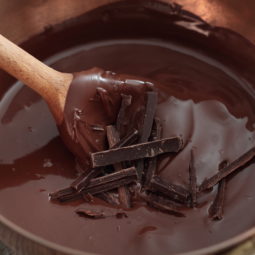 Cioccolato fuso in tegame di rame