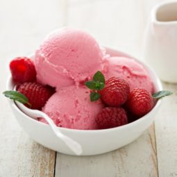 Malinová zmrzlina troch zložiek