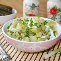 Zemiakovy salat so zelenou cibulkou.jpg