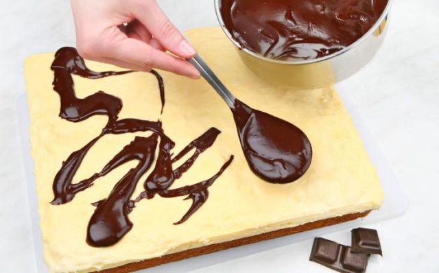 Croppedimage733456 prepare the topping. heat the cream with the broken chocolate in the saucepan until the topping becomes smooth. spread the cooled topping on the cake.jpg