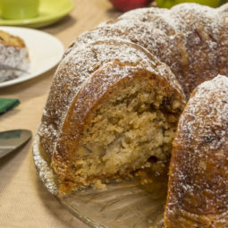 Kaisergugelhupf. Cisárska bábovka z Viedne s vlašskými orechmi sa pečie v nedeľu. Fantastická chuť