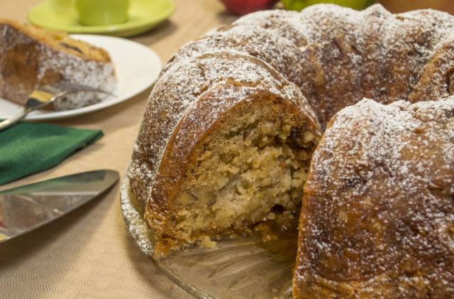 Kaisergugelhupf. Cisárska bábovka z Viedne s vlašskými orechmi sa pečie v nedeľu. Fantastická chuť