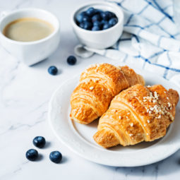 Pudingovo-čučoriedkové croissanty hotové za pár minút