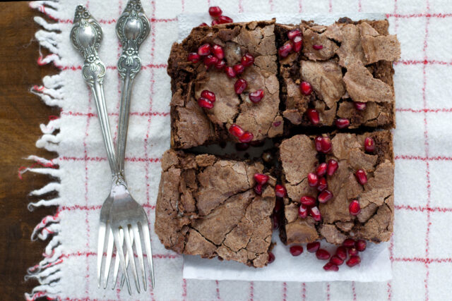 Jednoduchý brownies s granátovým jablkom