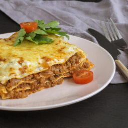 Domáce lasagne s bohatou boloňskou omáčkou