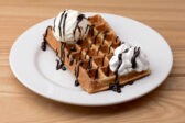 Hotové wafle servírujte s čokoládovou polevou a poriadnou dávkou šľahačky.