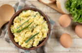 Rýchly vajíčkový šalát: Jednoduchý recept na sýtu domácu pochúťku