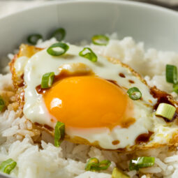 Japonci servírujú vajcia s ryžou
