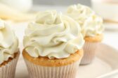 Banánové cupcakes s ľahkým pudingovým krémom