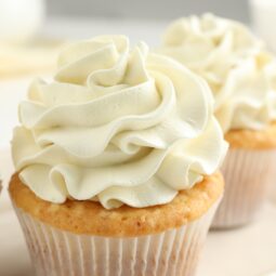 Banánové cupcakes s ľahkým pudingovým krémom