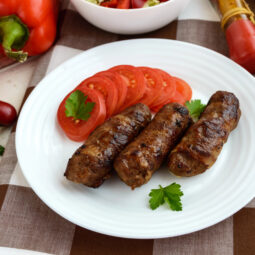 Neodolateľné domáce čevapčiči: Recept, ktorý si obľúbite na prvé sústo