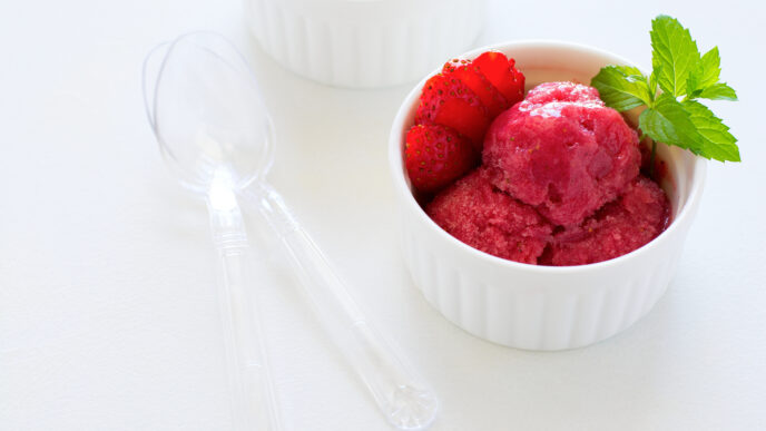 Domáci jahodový sorbet: Osvieženie, ktoré zvládnu pripraviť aj deti!