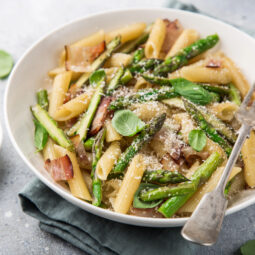 Krémové penne so špargľou a parmezánom