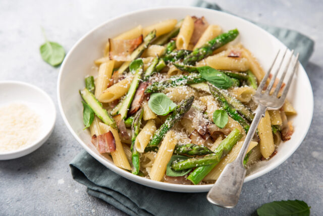 Krémové penne so špargľou a parmezánom