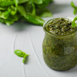 Čerstvé bazalkové pesto z vlastnej kuchyne: Jednoduchý recept, ktorý zvládne každý