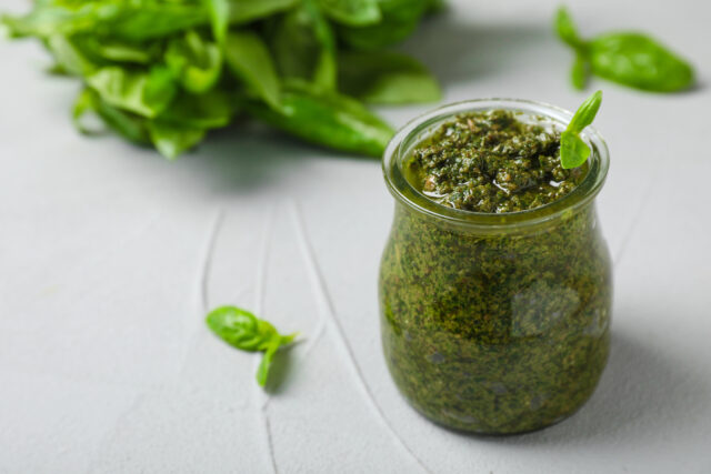 Čerstvé bazalkové pesto z vlastnej kuchyne: Jednoduchý recept, ktorý zvládne každý