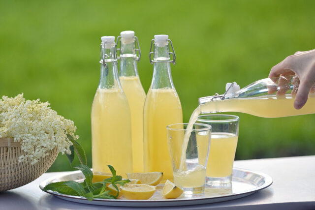 Perlivá bazová limonáda vás príjemne osvieži v horúcich letných dňoch