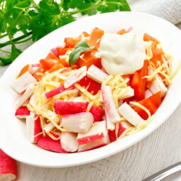 Letný surimi šalát: Svieža chuť mora, ktorú pripravíte za pár minút