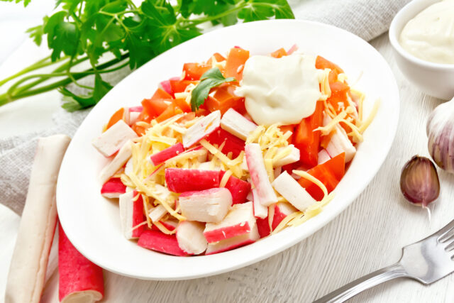 Letný surimi šalát: Svieža chuť mora, ktorú pripravíte za pár minút
