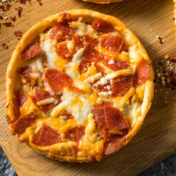 Ako správne vrstviť suroviny na pizzu a kedy pridať syr, aby bol dokonale roztopený
