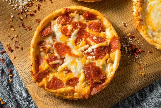 Ako správne vrstviť suroviny na pizzu a kedy pridať syr, aby bol dokonale roztopený