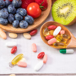 Potrebujeme vôbec vitamíny z lekárne? Často postačí správne jesť a tráviť čas na slnku