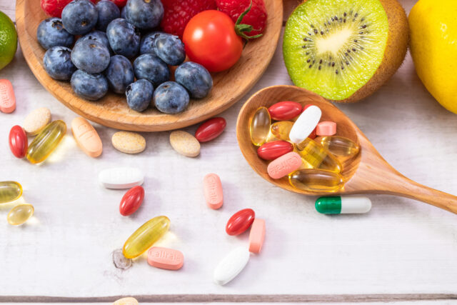 Potrebujeme vôbec vitamíny z lekárne? Často postačí správne jesť a tráviť čas na slnku