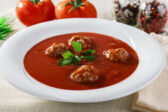 Domáce mäsové guľky v paradajkovej omáčke: Tradičný recept, ktorý nikdy nesklame