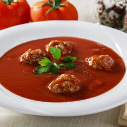 Domáce mäsové guľky v paradajkovej omáčke: Tradičný recept, ktorý nikdy nesklame
