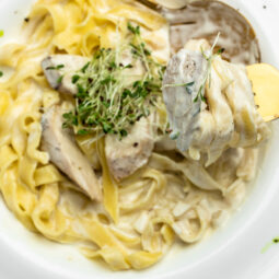 Tagliatelle s krémovou špenátovou omáčkou a kuracím mäsom