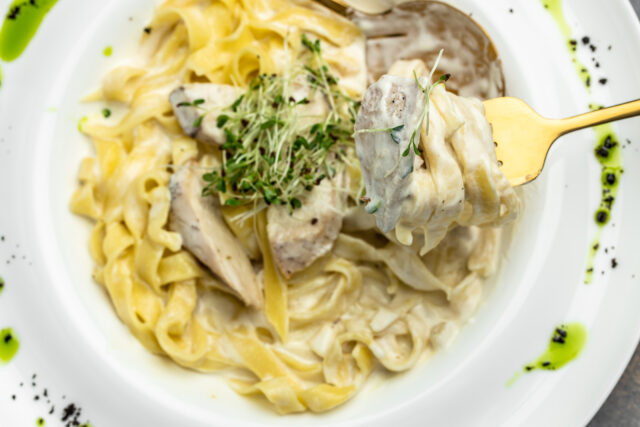 Tagliatelle s krémovou špenátovou omáčkou a kuracím mäsom