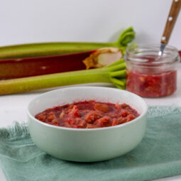 Rebarborové čatní: Jar plná chutí v jednom pohári – výborné k mäsu, syrom aj vegetariánskym jedlám