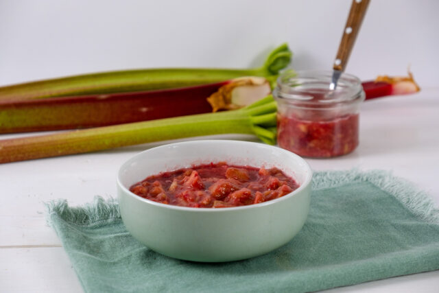 Rebarborové čatní: Jar plná chutí v jednom pohári – výborné k mäsu, syrom aj vegetariánskym jedlám