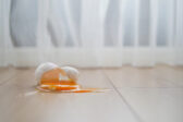 Vajce na koberci či oblečení? Poradíme, ako sa škvŕn zbaviť bez paniky
