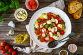 Mozzarella, cherry paradajky a zelenina: letná symfónia chutí, ktorú zvládne každý