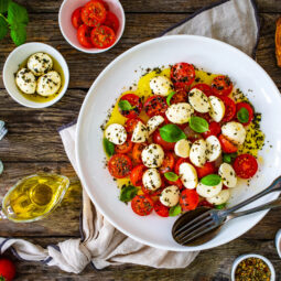 Mozzarella, cherry paradajky a zelenina: letná symfónia chutí, ktorú zvládne každý