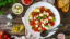 Mozzarella, cherry paradajky a zelenina: letná symfónia chutí, ktorú zvládne každý